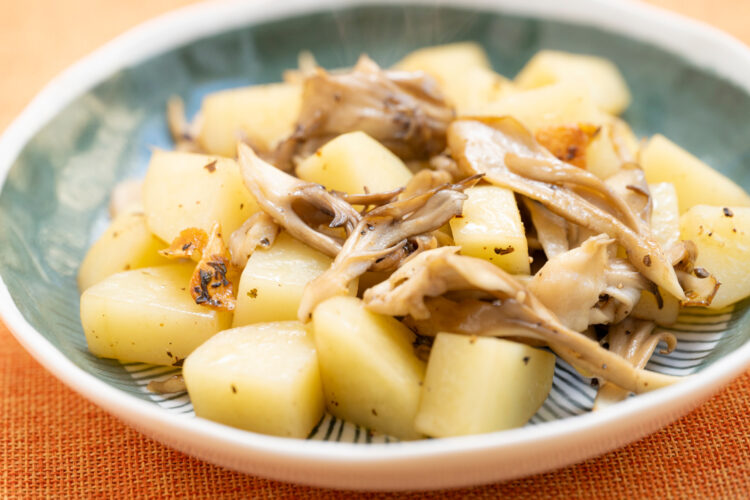 じゃがいもとマイタケのガーリック炒め